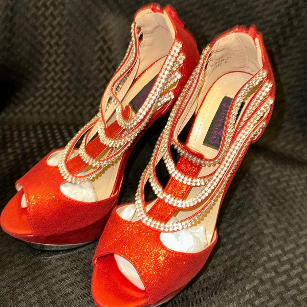 Cleopatra Red 6” Platforms. Size 9 Silver Heel.